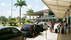 Imagem de capa horizontal 16:9 representando aeroporto Salvador implanta 'aeroporto salvador implanta 8216' com inovação no serviço 'Kiss & Fly'.