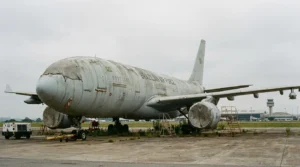 Imagem horizontal 16:9 mostrando o Airbus A330 da FAB parado em Viracopos devido a manutenção atrasada